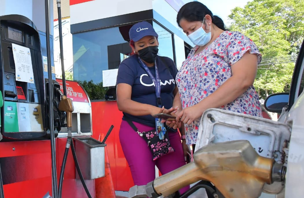 Salvadoreños ahorran $0.30 por galón de combustible al comprar con Chivo Wallet salvadorenos-ahorran-030-por-galon-de-combustible-al-comprar-con-chivo-wallet
